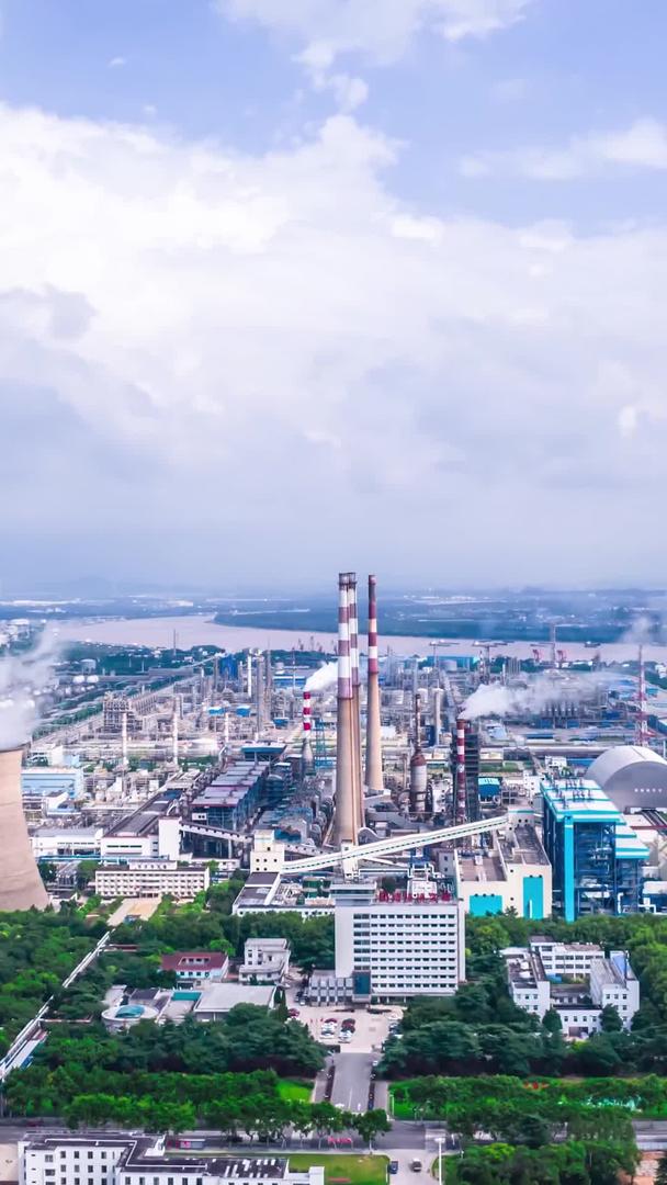 航拍化工厂烟囱污染排放延迟摄影视频的预览图