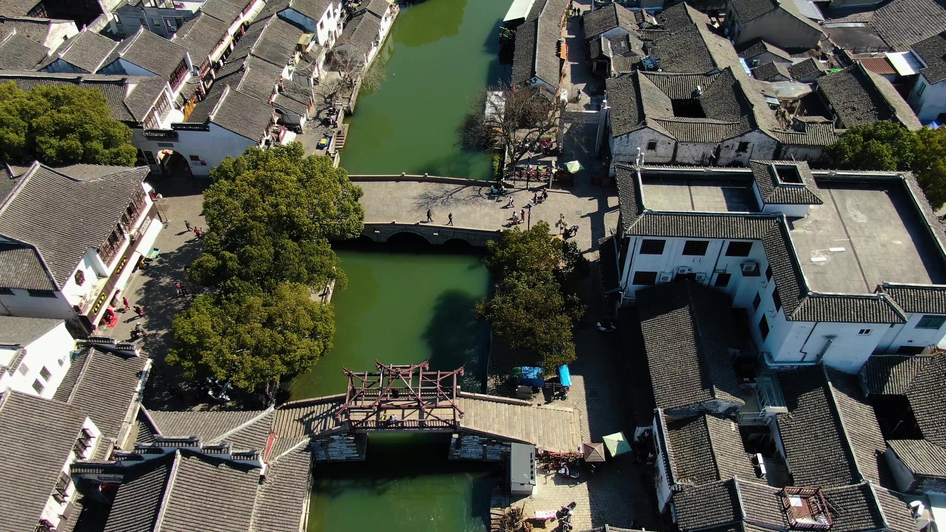 航拍5A级旅游景区同里古镇双桥全景视频视频的预览图