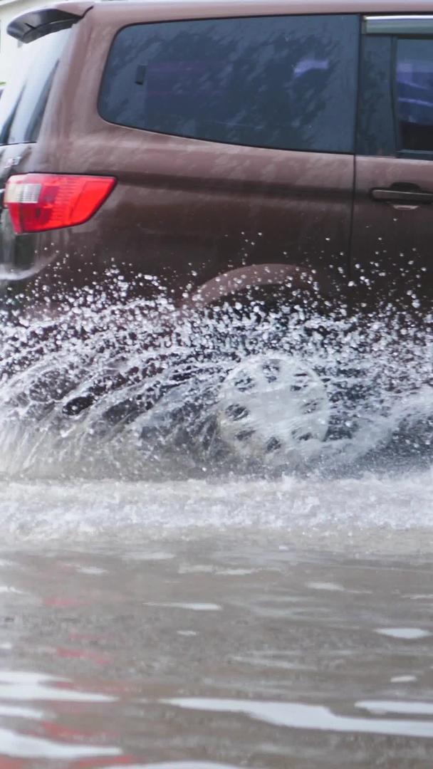 拍摄雨季路面积水车辆行驶视频的预览图