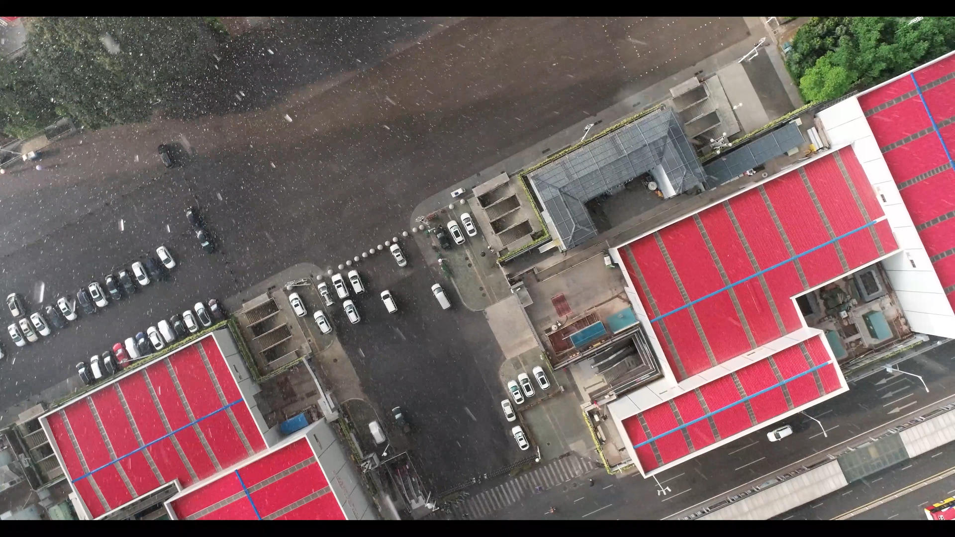 4K航拍广州天河中心体育馆下雨实拍视频的预览图