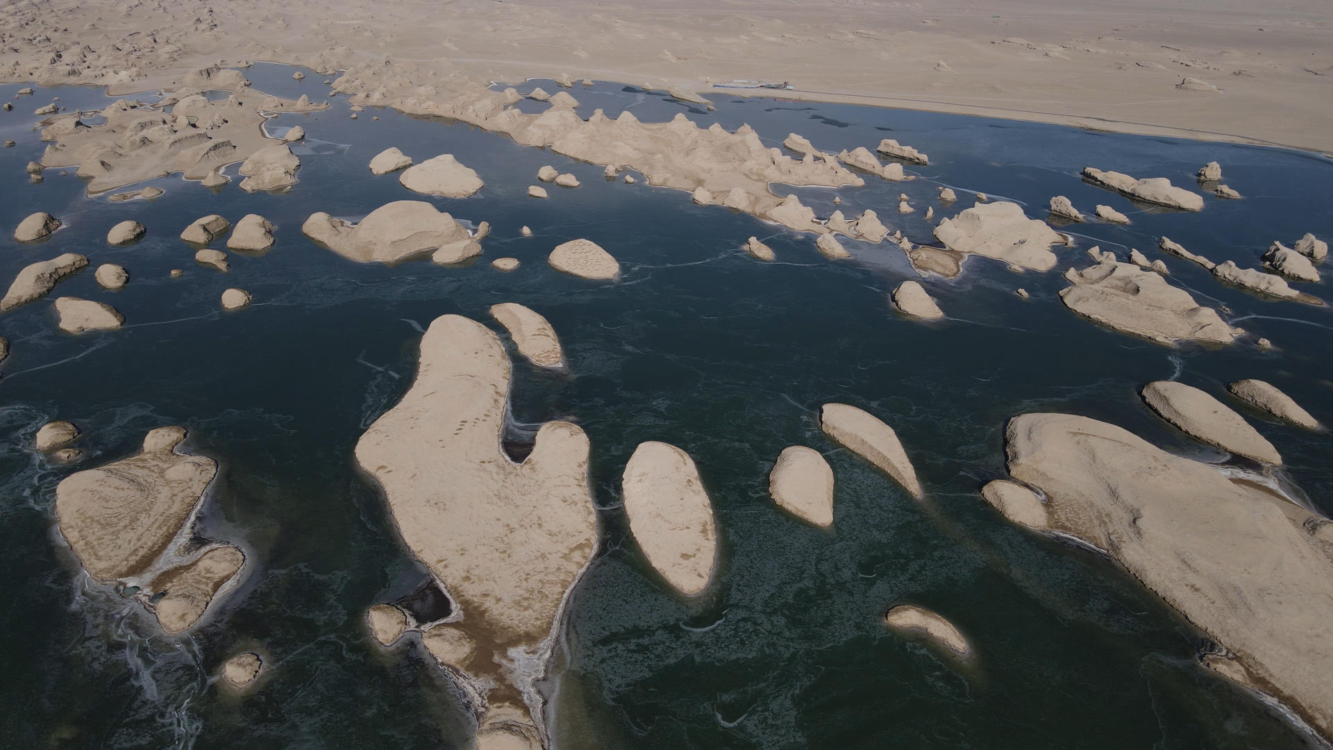 4K水上雅丹航拍景色风光视频的预览图