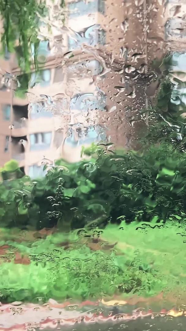 真正的雨水打在车前窗玻璃雨刮器刮水视频的预览图