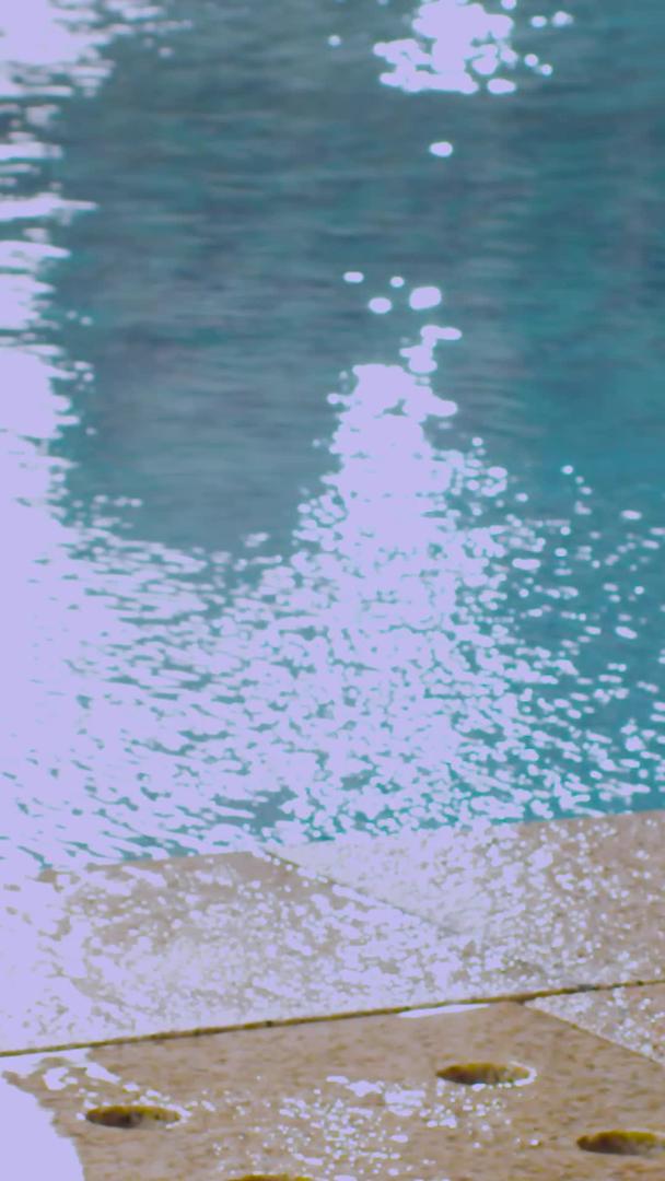 休闲度假游泳池边实拍视频的预览图