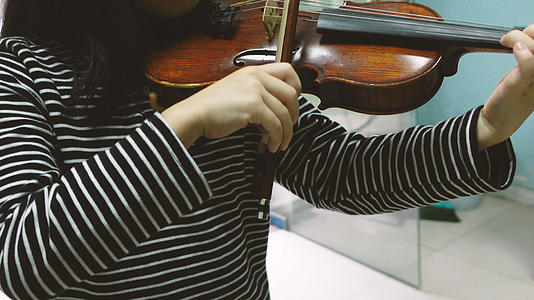 小提琴教学演奏音乐4k素材视频的预览图