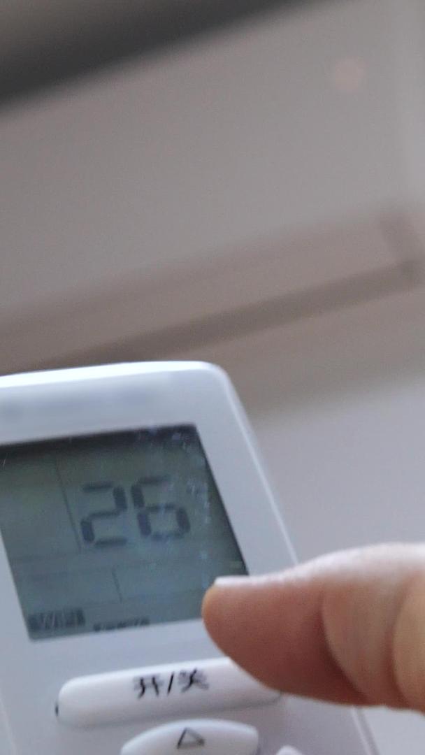 空调器开空调夏日炎热避暑室内清凉室内视频的预览图