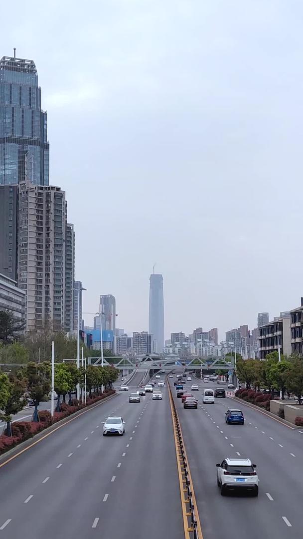 武汉主干道城市复苏中的交通视频的预览图