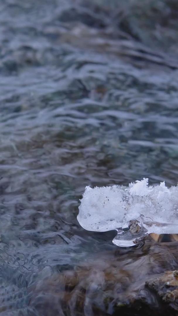 春季冰雪融化流水视频的预览图