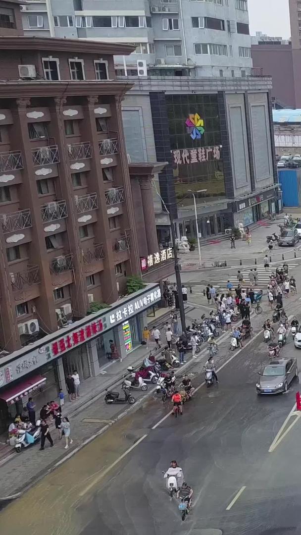 河南省郑州城市洪水内涝视频的预览图