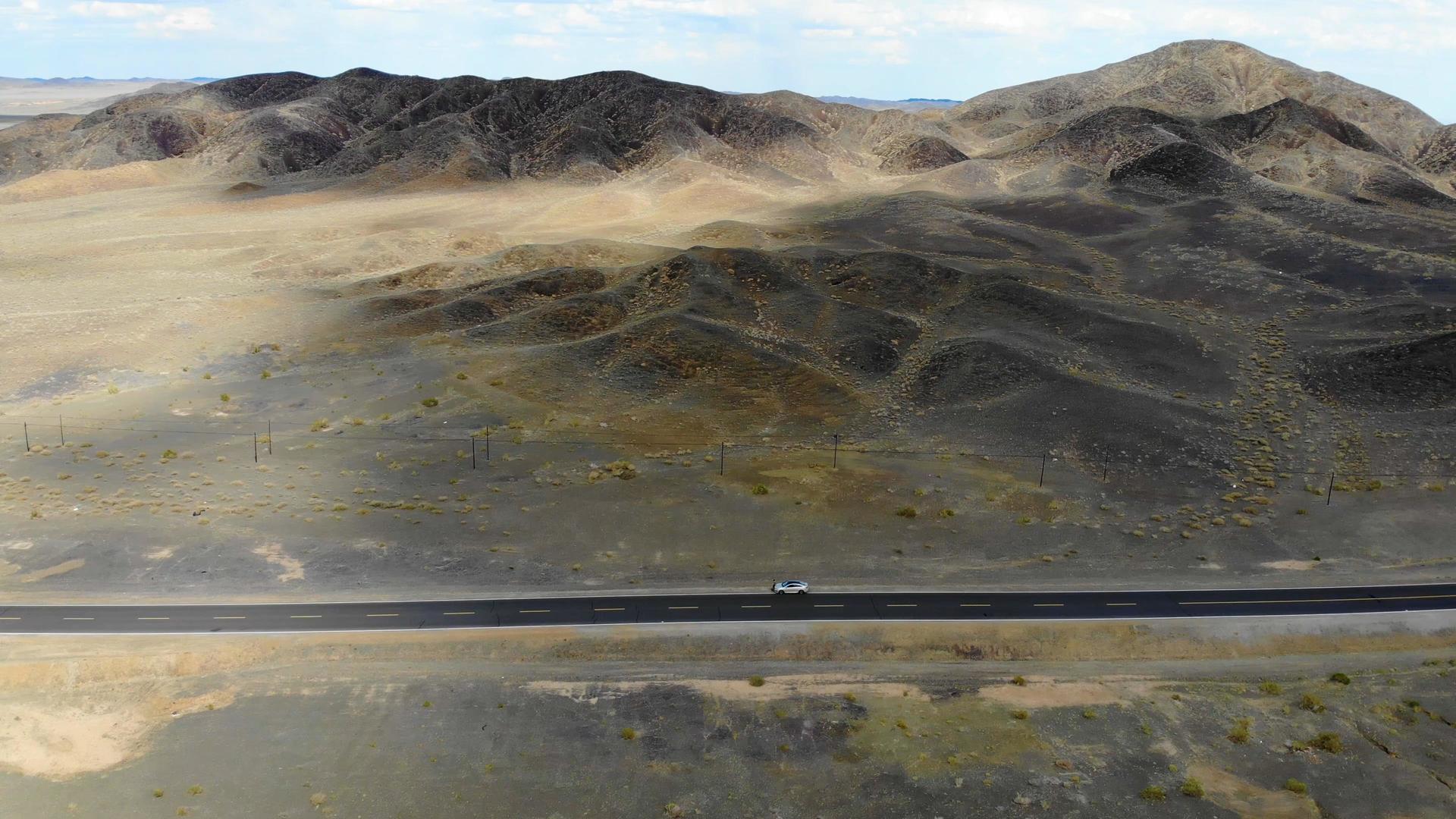 新疆无人区航拍视频的预览图