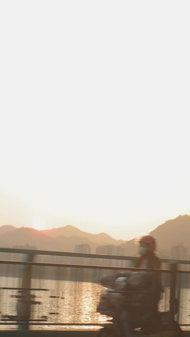落日下跨江大桥的驾驶视角视频的预览图