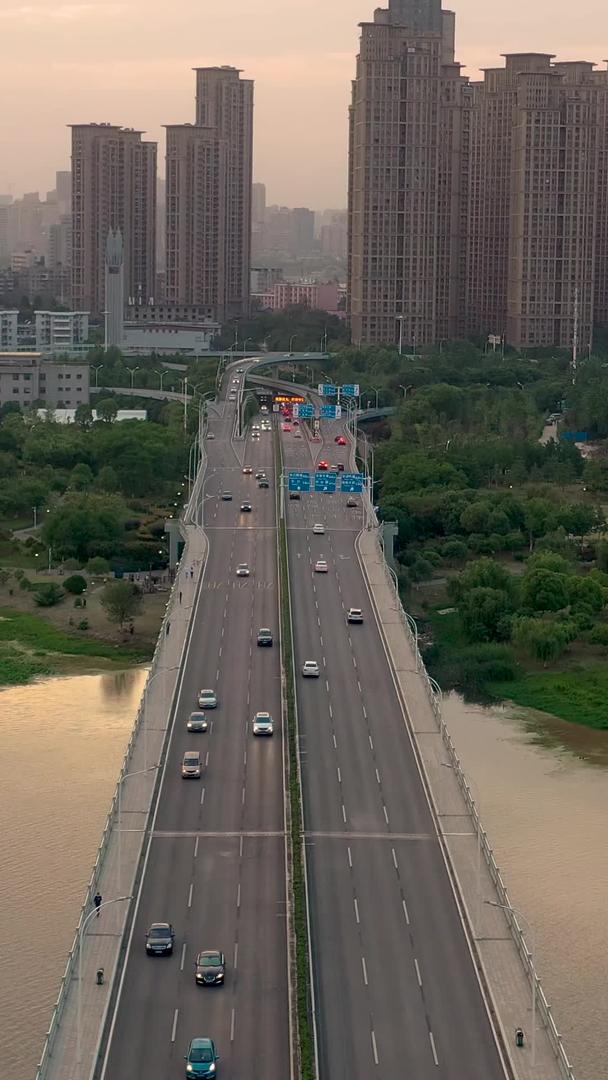 武汉长江隧道入口航拍视频的预览图