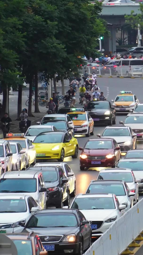 城市街道拥挤的道路交通堵塞材料材料视频的预览图