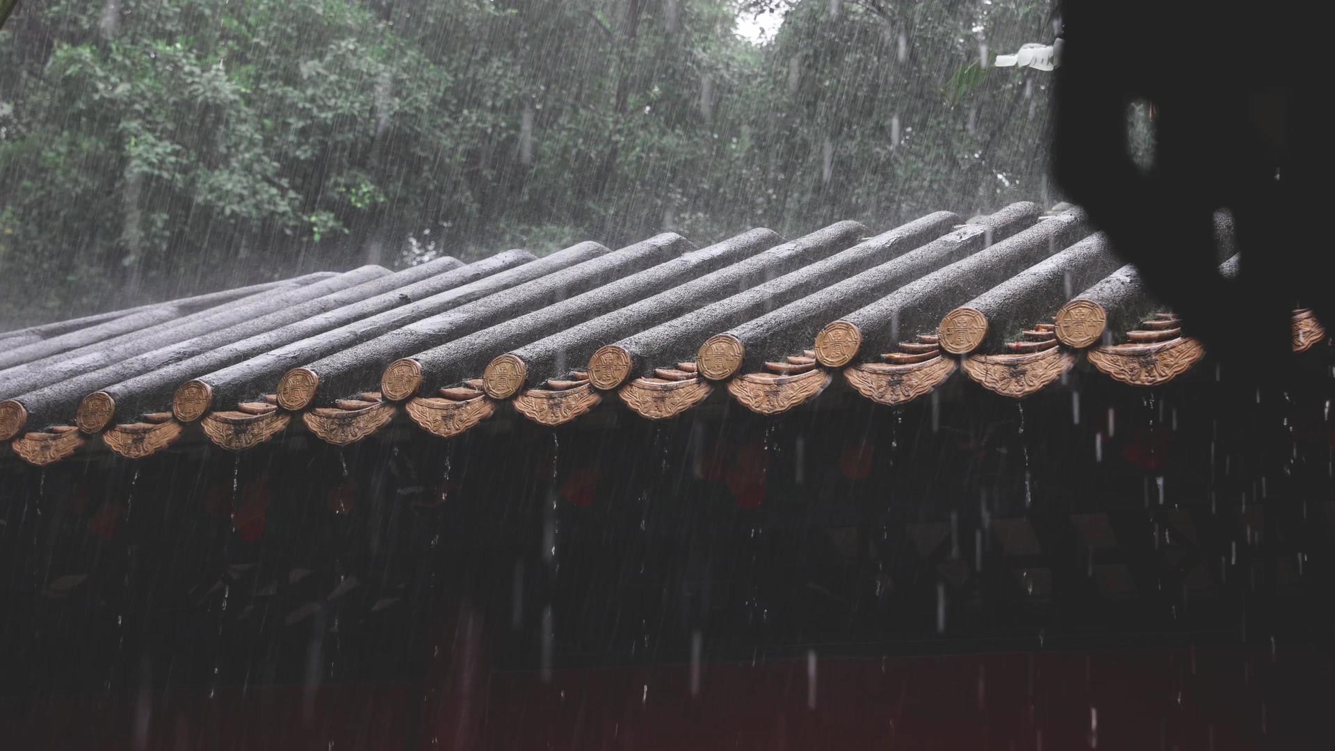 下雨天狂风暴雨屋檐视频的预览图