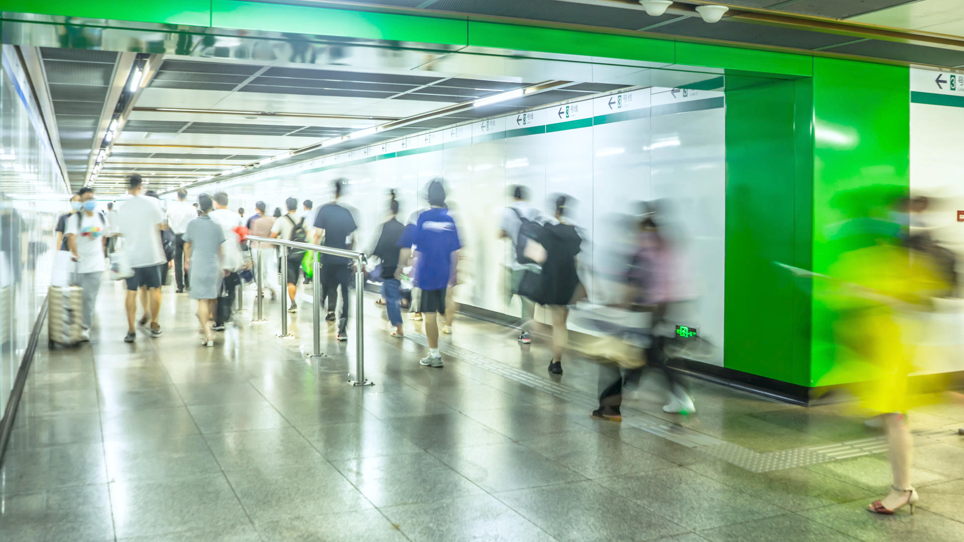8K实拍地铁换乘车站上班族上下班人流延时摄影视频的预览图