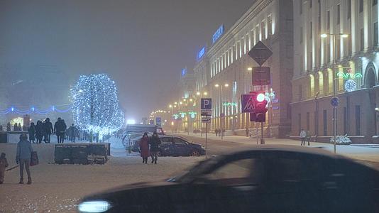 寒冬大雪天气圣诞节街头闪烁着霓虹灯视频的预览图