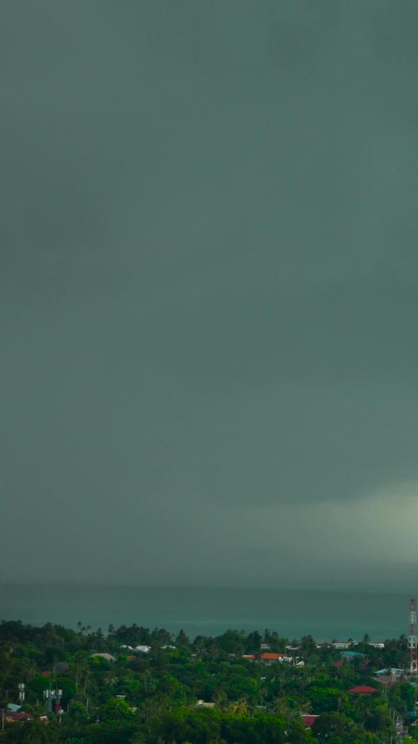 岛屿暴风雨来临时延迟视频的预览图