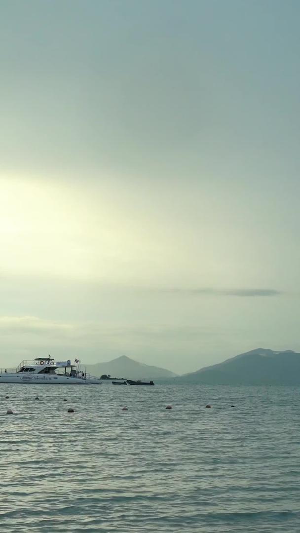 大海海滨黄昏游艇集合视频的预览图