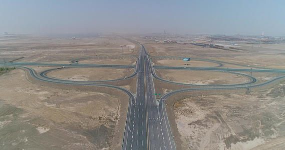 新疆戈壁滩高速公路立交航拍视频的预览图