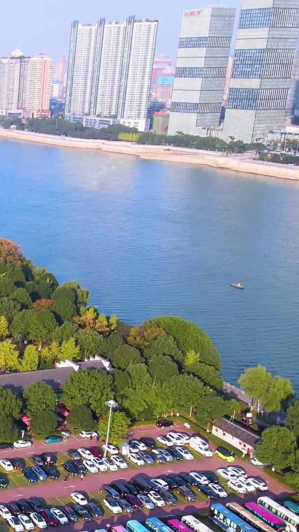 长沙湘江上航拍江神庙名胜区景区视频的预览图