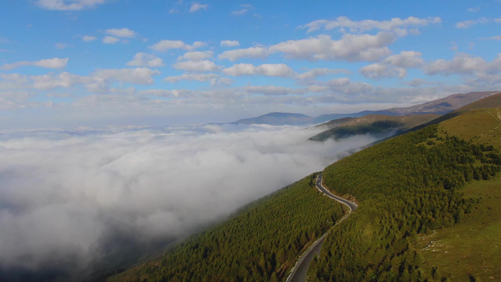 航拍山脉盘山公路与云海视频视频的预览图