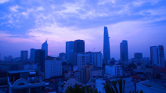 胡志明市观城市晚霞全景航拍高清摄影视频的预览图