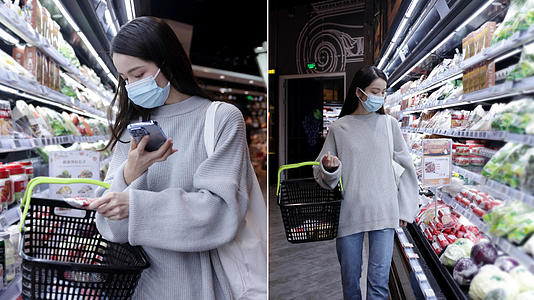 戴着口罩的年轻女性提着购物篮在超市选购新鲜蔬果视频的预览图