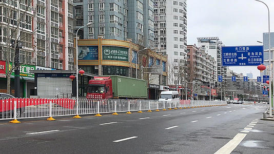 武汉冠状病毒肺炎封城街头运输疫情救援物质卡车视频的预览图