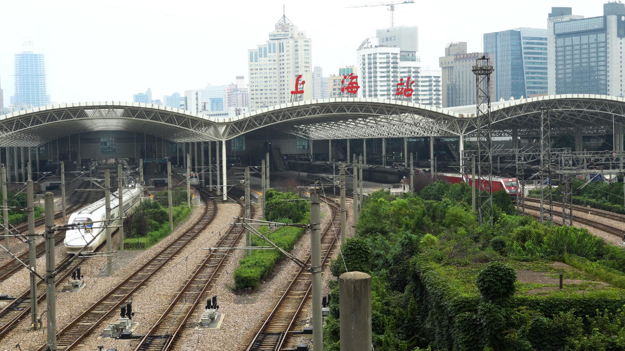 4K实拍上海火车站交通视频的预览图