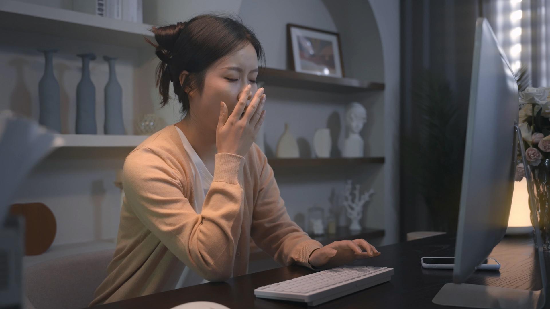 4k年轻女性深夜在家加班无力打哈欠视频的预览图