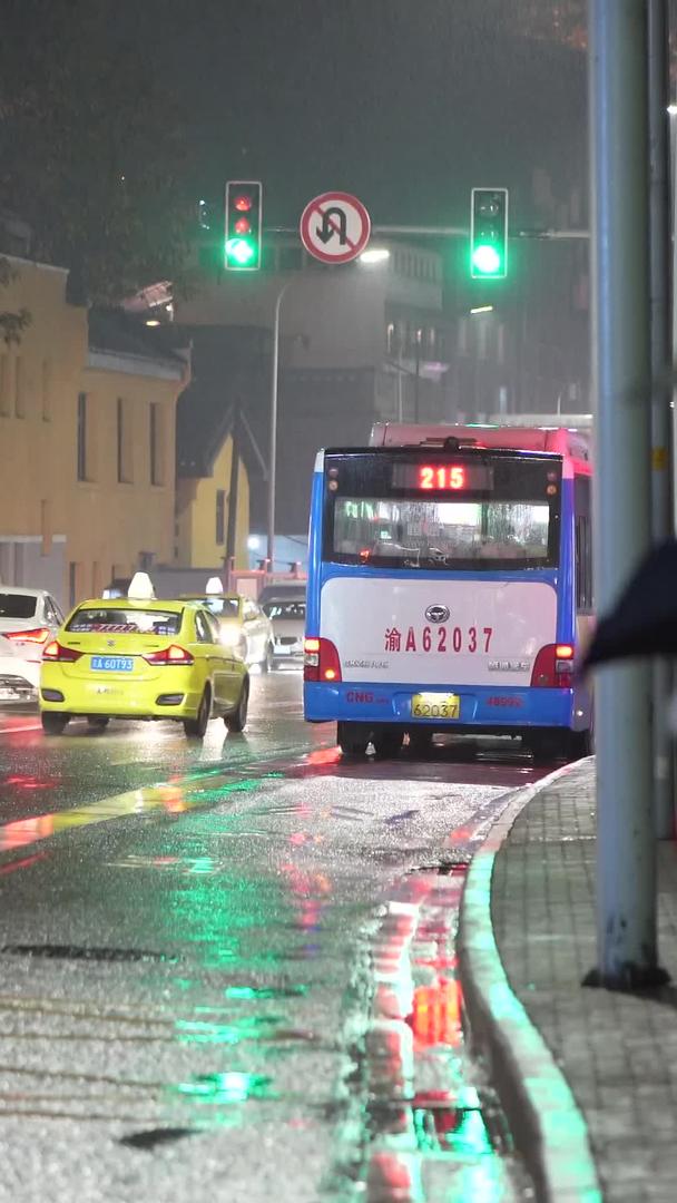 冬季雨夜等待做公交车的职场上班人员视频的预览图