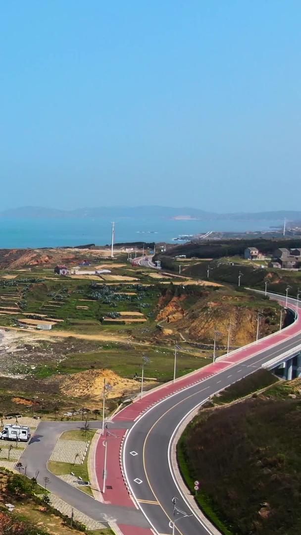 环岛公路蜿蜒的航拍和蓝色的海洋视频视频的预览图