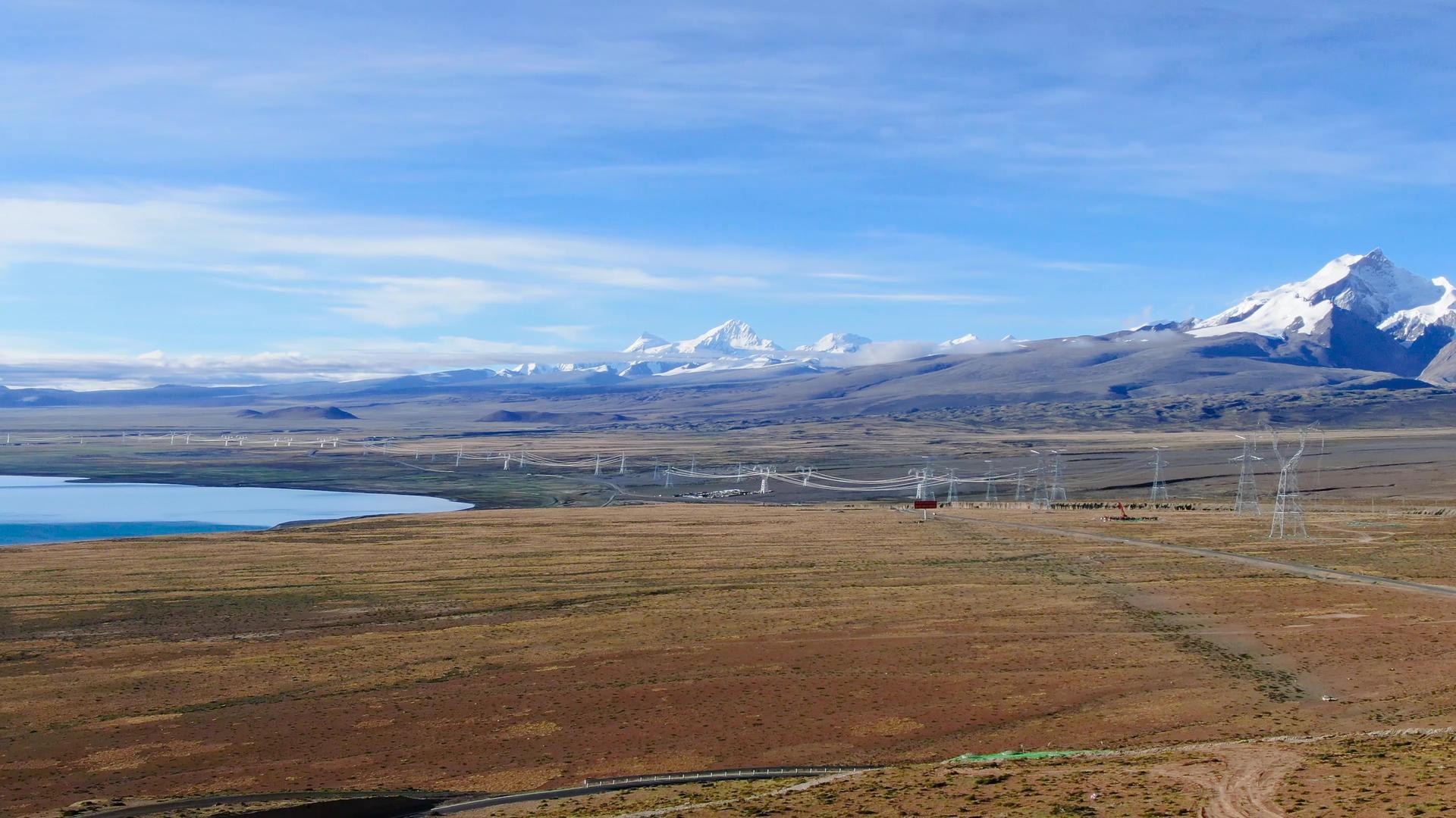 航拍西藏雪域高原圣湖雪山自然风光视频视频的预览图