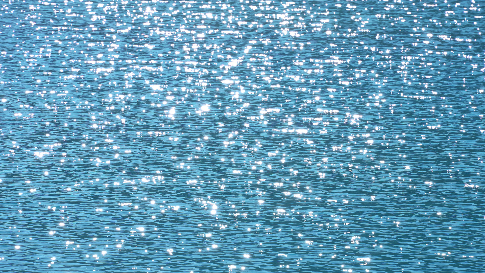 慢镜头蓝色湖面晴朗阳光照耀下波光粼粼的水波纹升格摄影4k素材视频的预览图