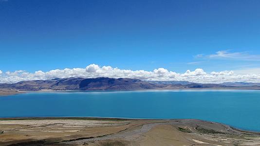 航拍西藏阿里地区湖泊佩枯错自然风光视频视频的预览图