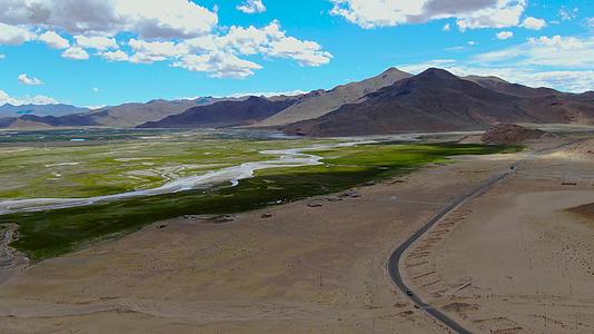 航拍西藏高原地貌与公路视频视频的预览图