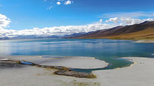 航拍西藏高原蓝色圣湖昂孜错视频视频的预览图