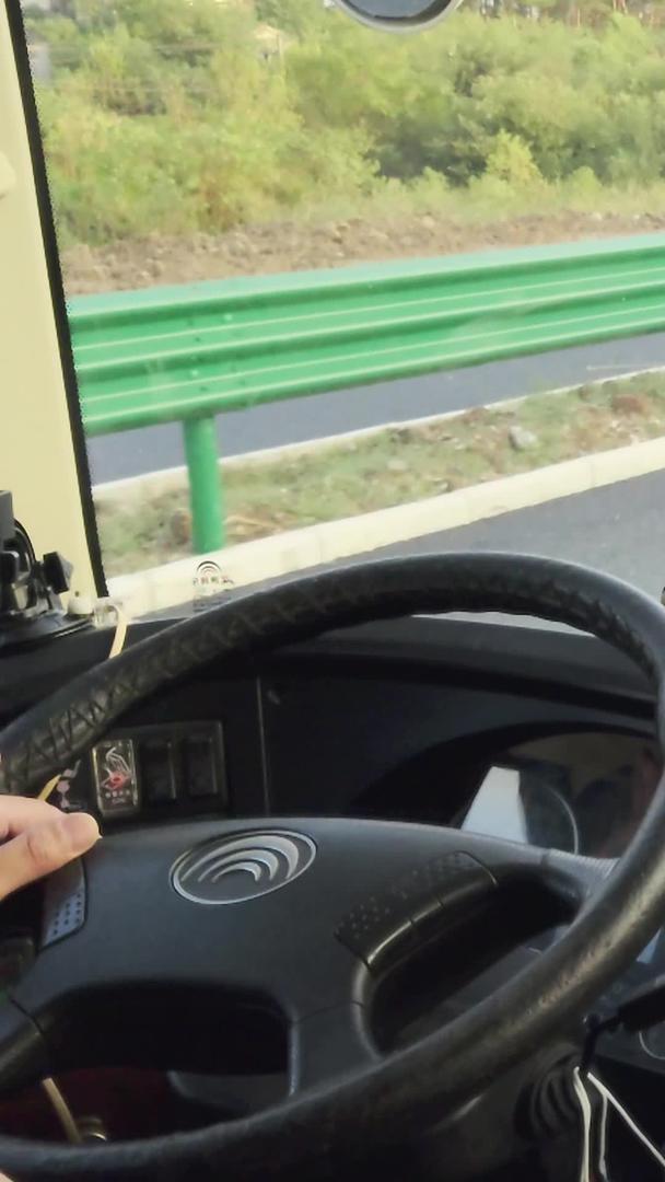 高速公路上客运司机驾驶技术手动挡大巴材料视频的预览图