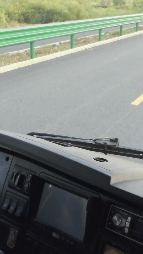 高速公路上客运司机驾驶技术手动挡大巴材料视频的预览图