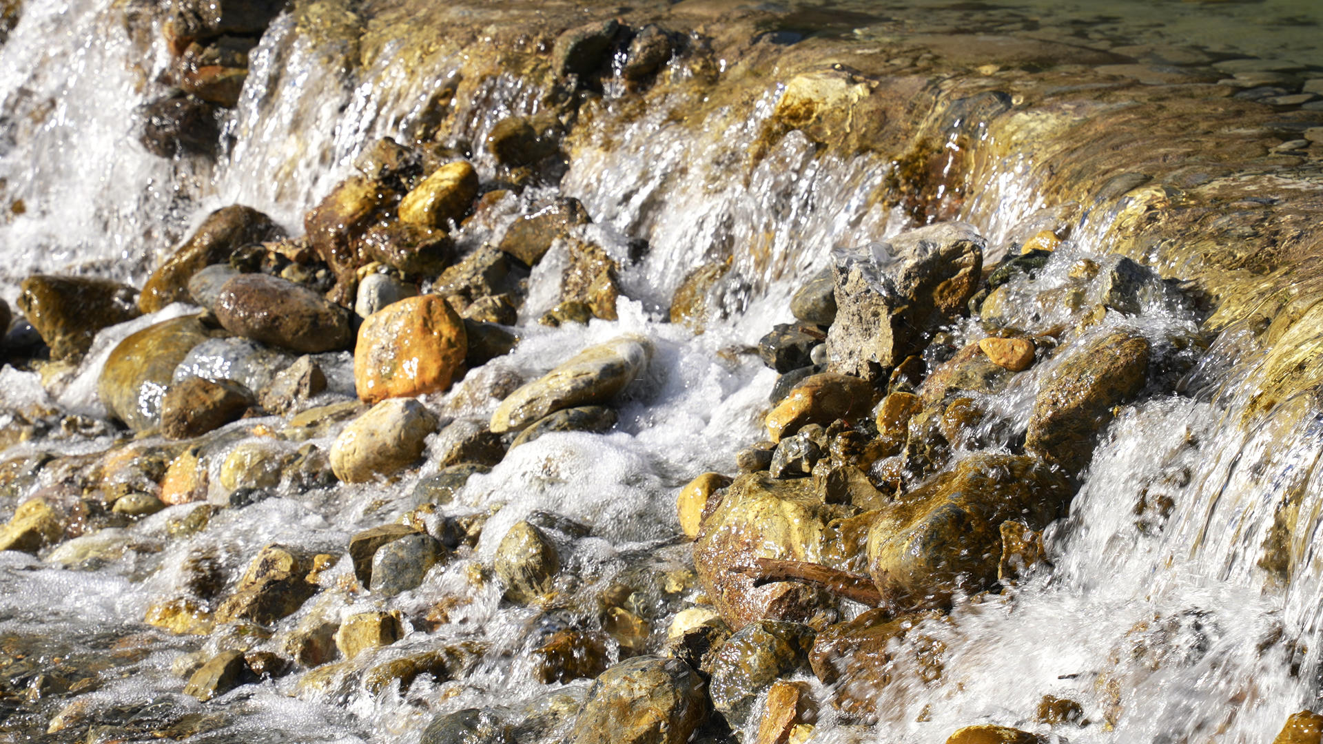 慢镜头水流溪流冲击礁石升格拍摄4k素材视频的预览图