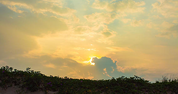 藤蔓沙丘上空的太阳的光芒从云层后面射出来视频的预览图