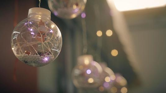 霓虹灯闪烁精致的圣诞老人装饰视频的预览图