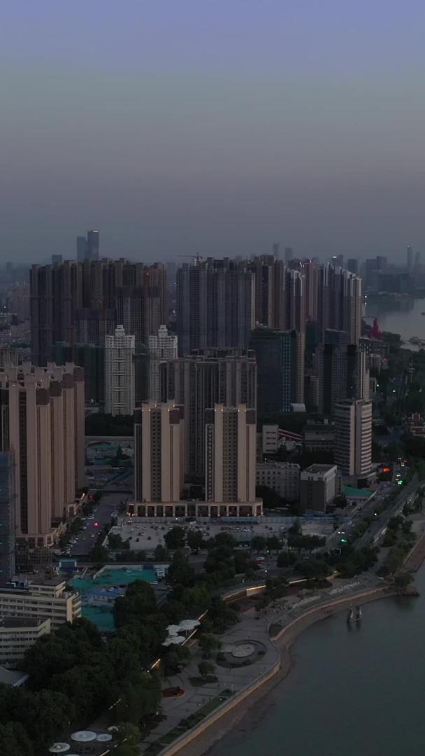 南京高清滨江风光带航拍城市建筑群视频的预览图