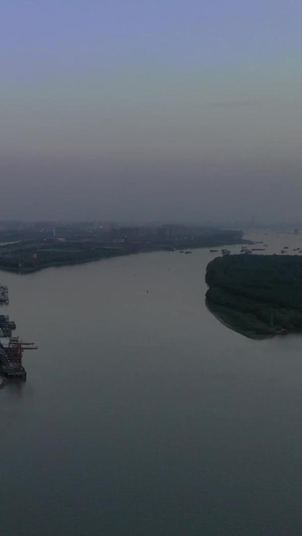 南京高清滨江风光带航拍城市建筑群视频的预览图
