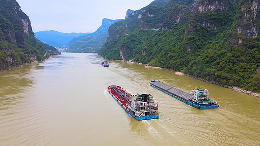 4K航拍长江三峡西陵峡轮船驶过视频的预览图