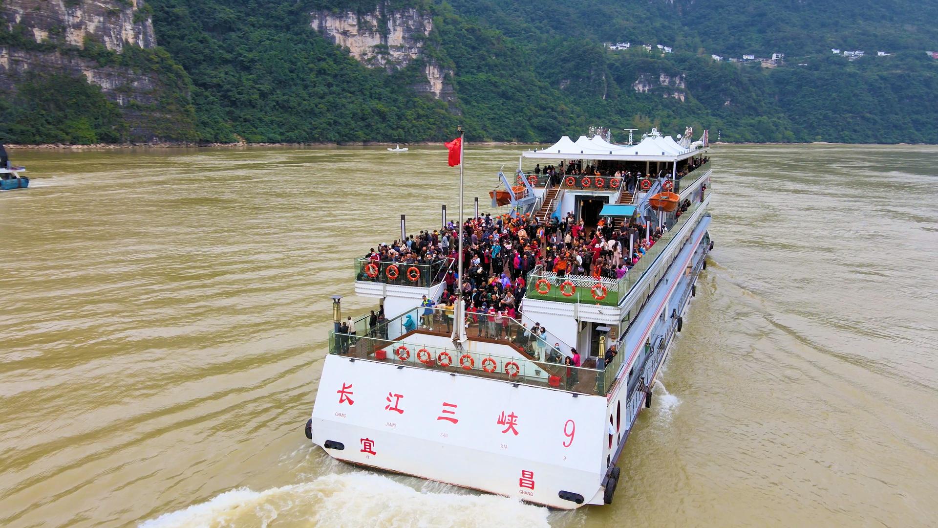 4K航拍长江三峡西陵峡游轮游客视频的预览图