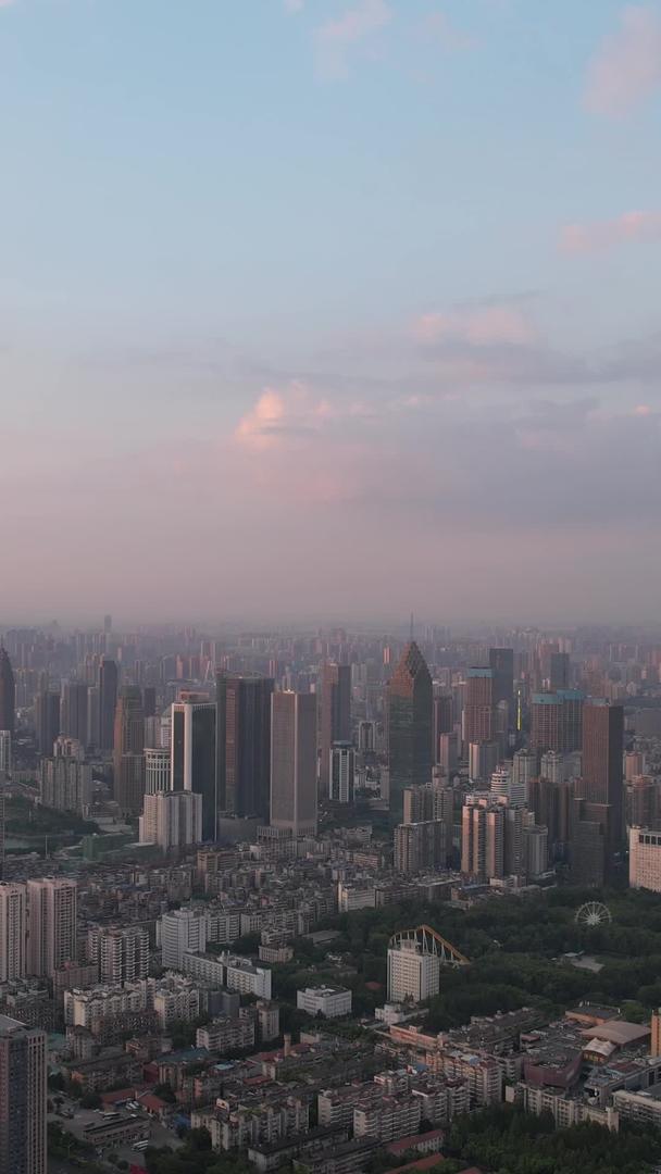 航拍城市蓝天白云天际线高楼商业建筑商业地产金融中心素材视频的预览图