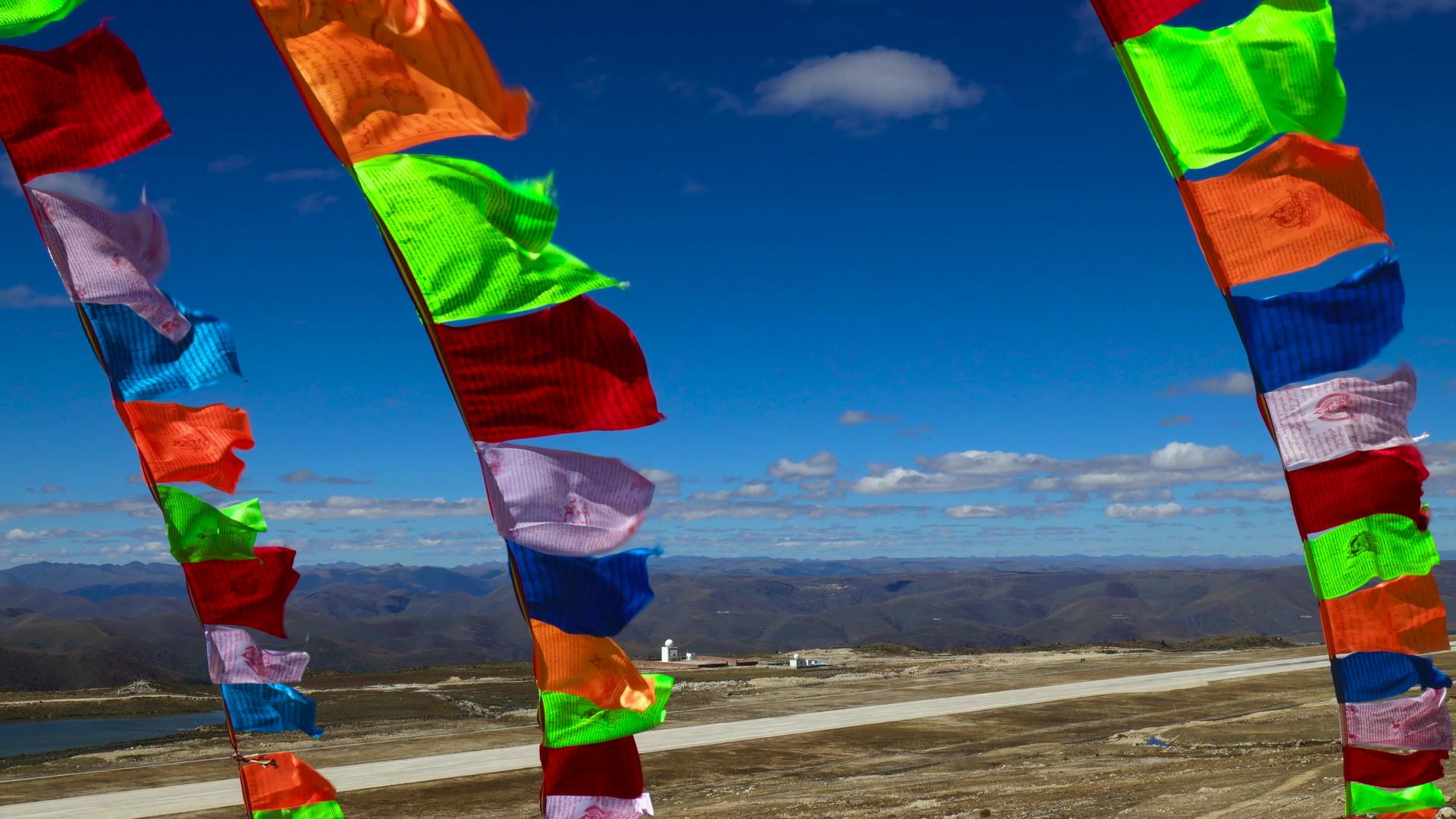 川藏高原舞动的经幡延时视频视频的预览图