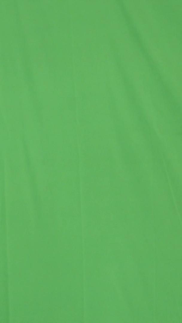 绿屏实拍教授背面虚拟操作滑动平板视频的预览图