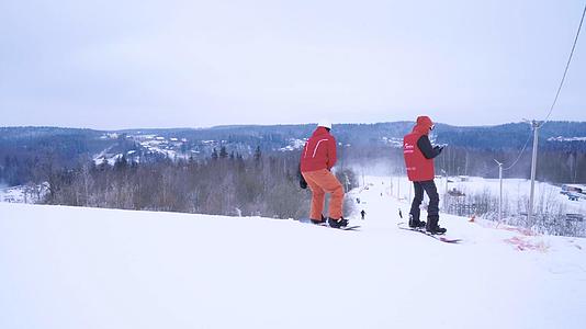滑雪运动场新手单板滑雪运动视频的预览图