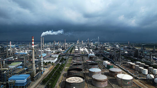 4K航拍石油化工企业油罐区化工厂乌云视频的预览图
